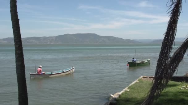 Laguna, pescadores em barcos — Vídeo de Stock