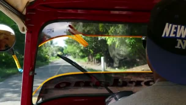 Tuktuk de conducere în jurul insulei — Videoclip de stoc