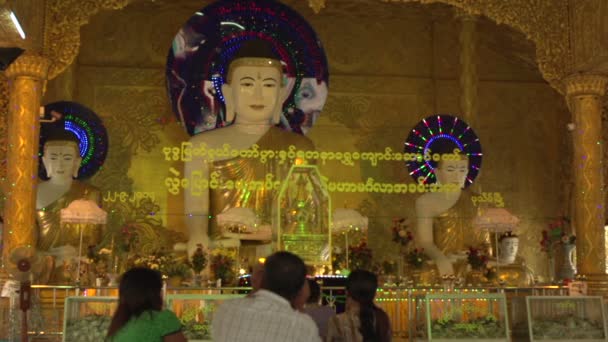 Άνθρωποι προσεύχονται να Βούδα άγαλμα — Αρχείο Βίντεο