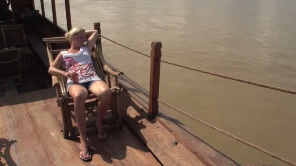 Kvinna sola på båten — Stockvideo