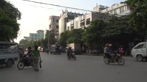 Mandalay, chaotische verkeer scène — Stockvideo