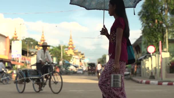 Verkeer in de straat bij Shwemokehtaw pagode — Stockvideo