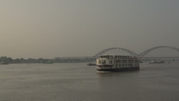 Großes Kreuzfahrtschiff kommt vorbei — Stockvideo