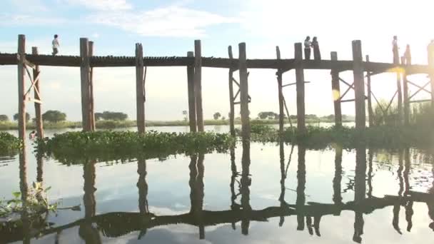 Amarapura, západ slunce U bein Bridge — Stock video
