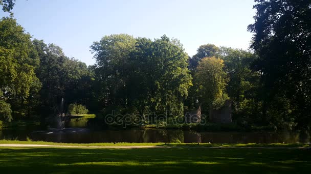 Fontaine de rivière sur la propriété Oldruitenborgh — Video