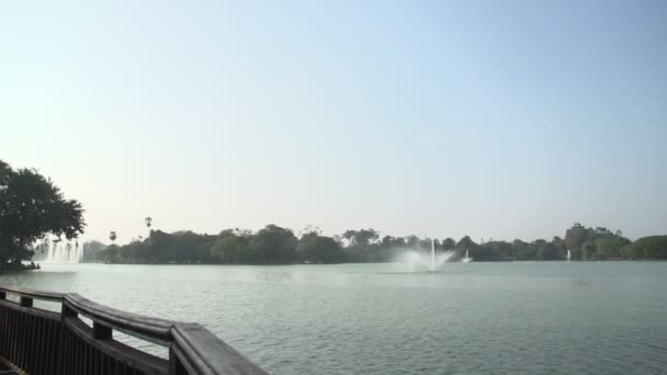 Fountain and Karaweik in Kandawgyi lake — Stock Video