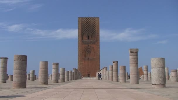 Hermosa torre de Hassan — Vídeo de stock