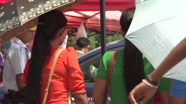 Yangon, uzun siyah saçlı kız Burmees — Stok video