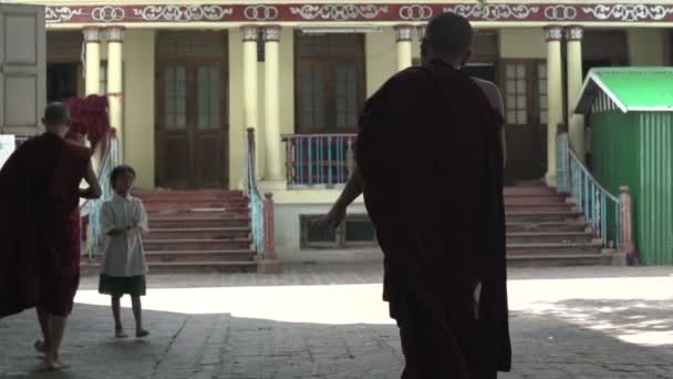 Monjes en la pagoda Shwemokehtaw — Vídeos de Stock