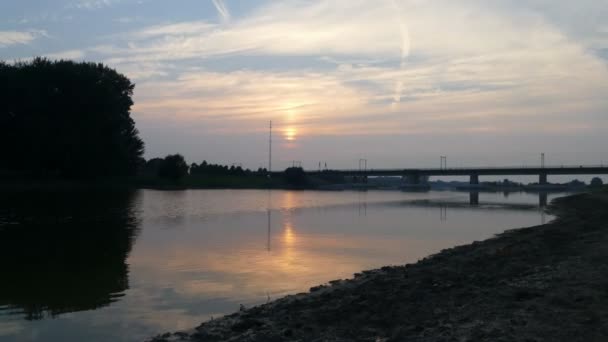 Zonsondergang op de rivier de Ijssel — Stockvideo