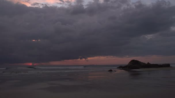 Sonnenuntergang am Strand von ngwe saung — Stockvideo