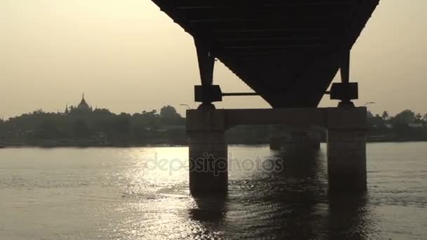 Міст через річку — стокове відео