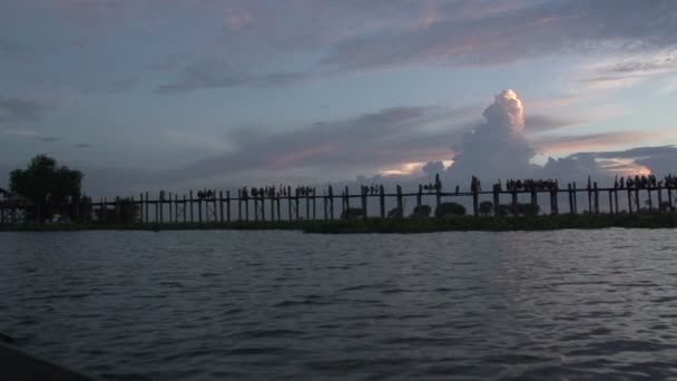 Amarapura, ηλιοβασίλεμα στην Γέφυρα U-bein — Αρχείο Βίντεο