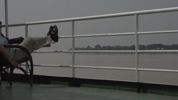 Turisti rilassanti sul ponte della nave da crociera — Video Stock