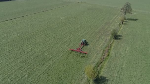 Сільськогосподарська машина трясе траву — стокове відео