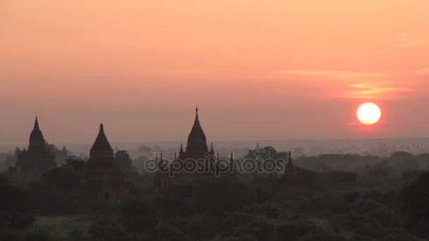 Erstaunlicher sonnenaufgang bei bagan — Stockvideo