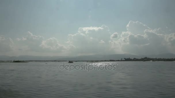 Équitation sur Nyaung Shwe rivière  