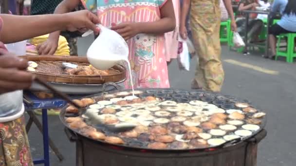 Yangon, pâtisserie à la foire de la rue — Video