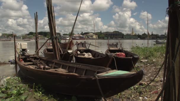 Boten voorkant skyline van Pathein — Stockvideo