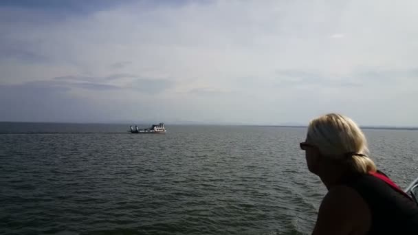 Femeia se uită la lac de la feribot — Videoclip de stoc