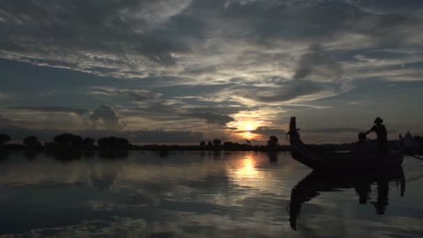 Amarapura, solnedgång på U-bein bridge — Stockvideo