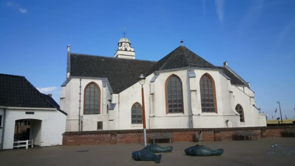 Andreaskerk in Katwijk onder blauwe sk — Stockvideo