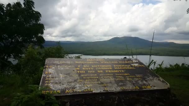 Segnaletica sul lago e vulcano — Video Stock