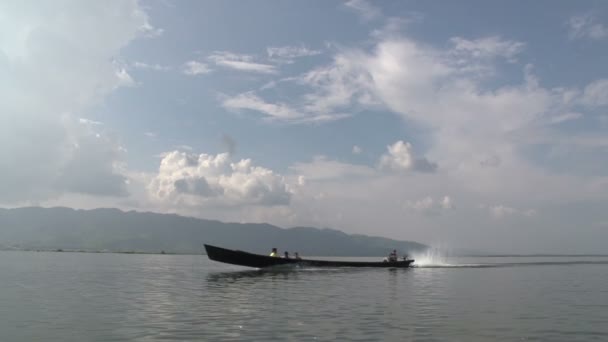 Cavalcando sul fiume Nyaung Shwe — Video Stock