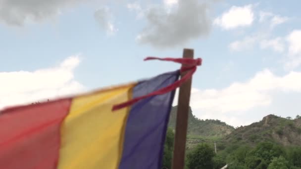 Buddha-Flagge vor dem Boot, Tempel im Hintergrund — Stockvideo