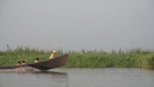 Ιππασία στις όχθες ποταμού Nyaung Shwe — Αρχείο Βίντεο
