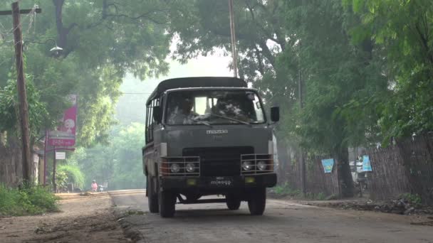 Manhã cedo nas ruas de Bagan — Vídeo de Stock