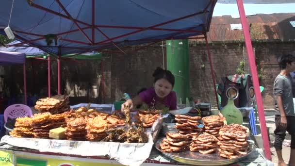 Yangon, Frau mit Tanaka am Stand — Stockvideo