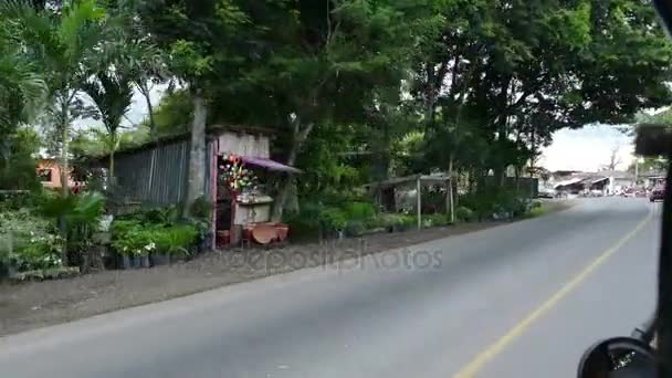 Tuktuk conduciendo en la carretera — Vídeos de Stock