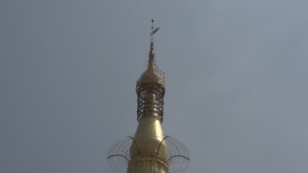 Torre en el cielo azul — Vídeos de Stock