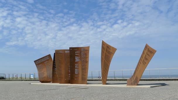 Válečný památník na pobřeží — Stock video