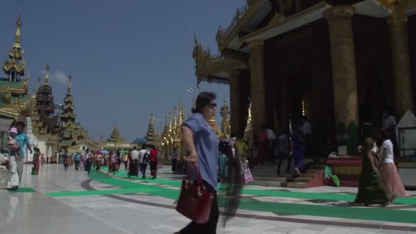 Gente que pasa por la pagoda Shwedagon — Vídeos de Stock