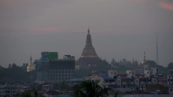 Захід сонця над горизонтом місті Yangon, пагода Shwedagon — стокове відео