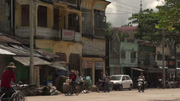 Pathein, tráfico en la calle — Vídeos de Stock