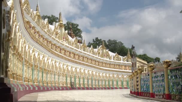 Monniken op Shwemokehtaw pagode — Stockvideo