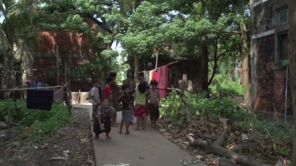 Yangon, Kinder spielen in einer Gasse — Stockvideo