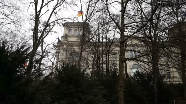 Edificio del Reichstag durante el día — Vídeo de stock