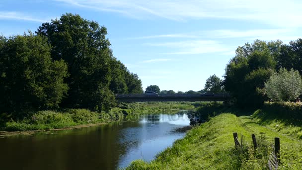 강 다리와 보트 네덜란드 풍경 — 비디오