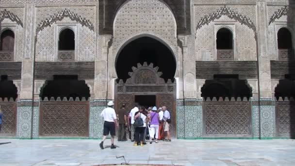 Les gens à la mosquée de Rabat — Video