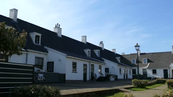 Casas holandesas brancas em Katwijk — Vídeo de Stock