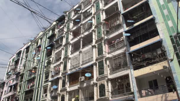 Edificio con un montón de antenas parabólicas — Vídeo de stock