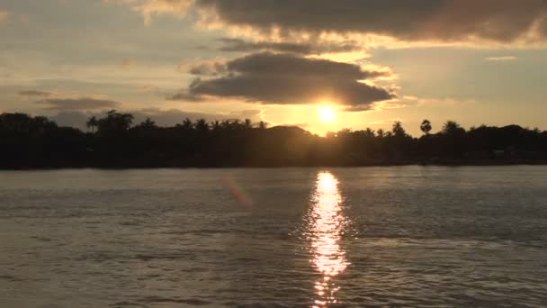 Pathein, захід сонця у річці Іраваді — стокове відео