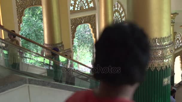 Bajando en ascensor en la pagoda Shwedagon — Vídeo de stock