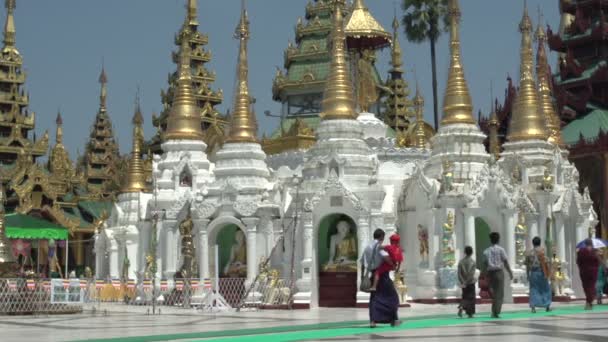 Gente que pasa por la pagoda Shwedagon — Vídeos de Stock