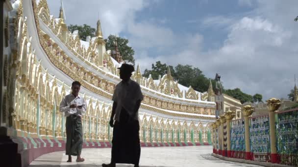 Mniši v Shwemokehtaw Pagoda — Stock video