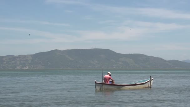 Laguna, rybář v lodi — Stock video